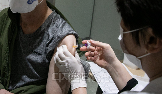 최근 1주일새 인플루엔자(독감) 백신을 무료접종한 뒤 사망하는 사례가 늘어 보건당국이 상황을 예의주시하고 있는 21일 서울 강서구 한국건강관리협회 서울서부지부를 찾은 시민이 독감 예방 접종을 하고 있다. 이슬기기자 99904sul@